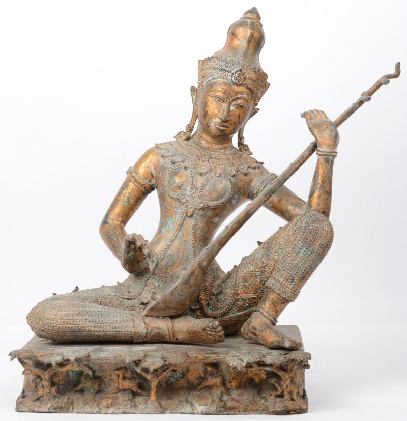 Musicerende Bodhisatva van verguld brons. Thailand.