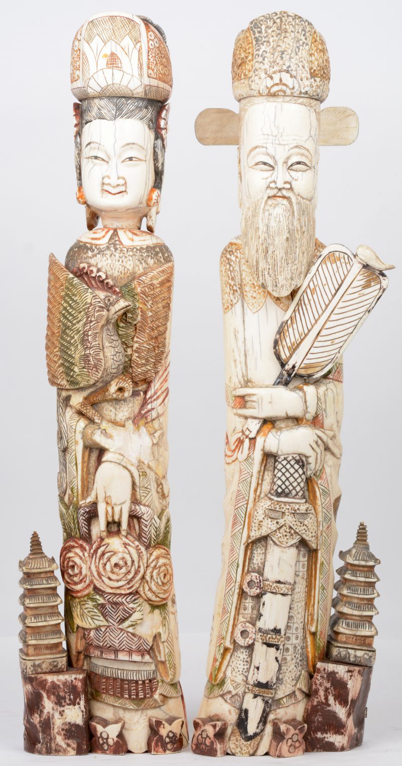 “Twee figuren naast een pagode”. Een paar beelden van gesculpteerd en gepolychromeerd ivoor. Schade.
