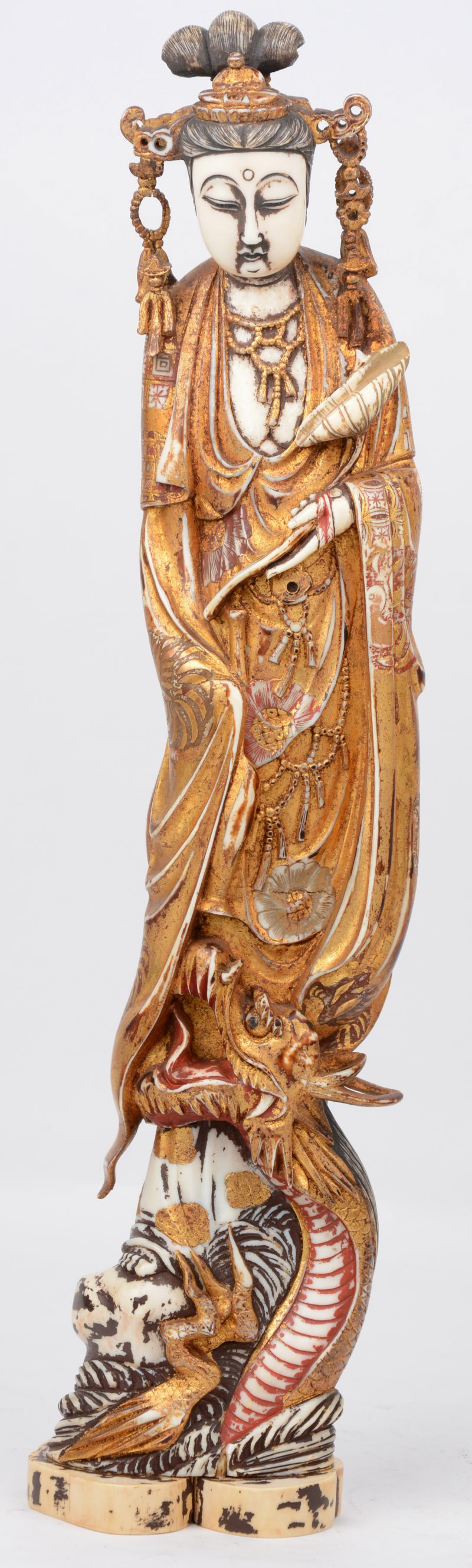 “Guan Yin met lotus en draak”. Een beeld van gesculpteerd en gepolychromeerd ivoor.