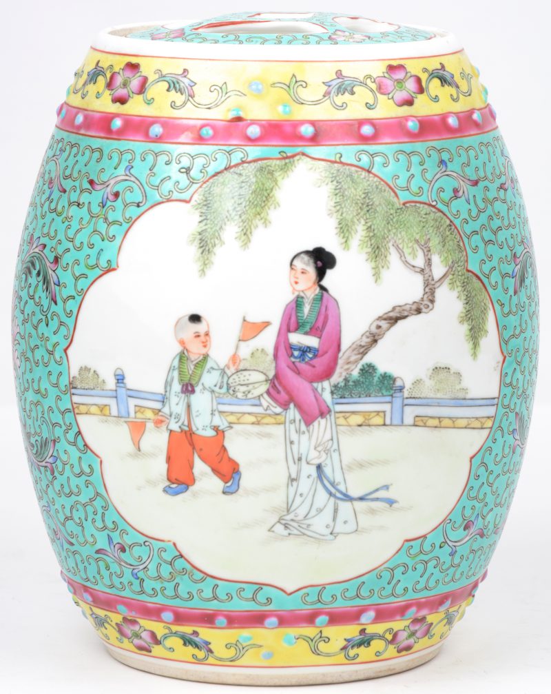 Een tonvormige dekselvaas van meerkleurig Chinees porselein met een decor van personages in cartouches. Onderaan met stempel.