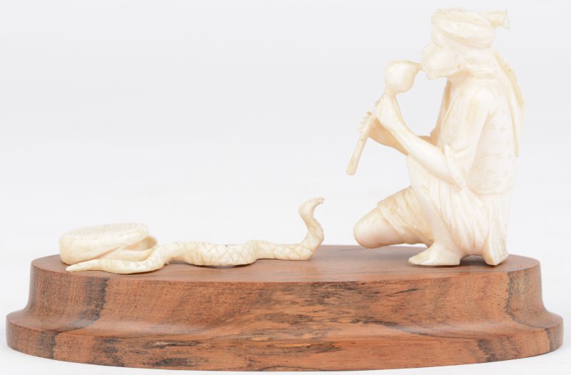 “Indische slangenbezweerder”. Groepje van gebeeldhouwd ivoor. Eerste helft XXste eeuw.