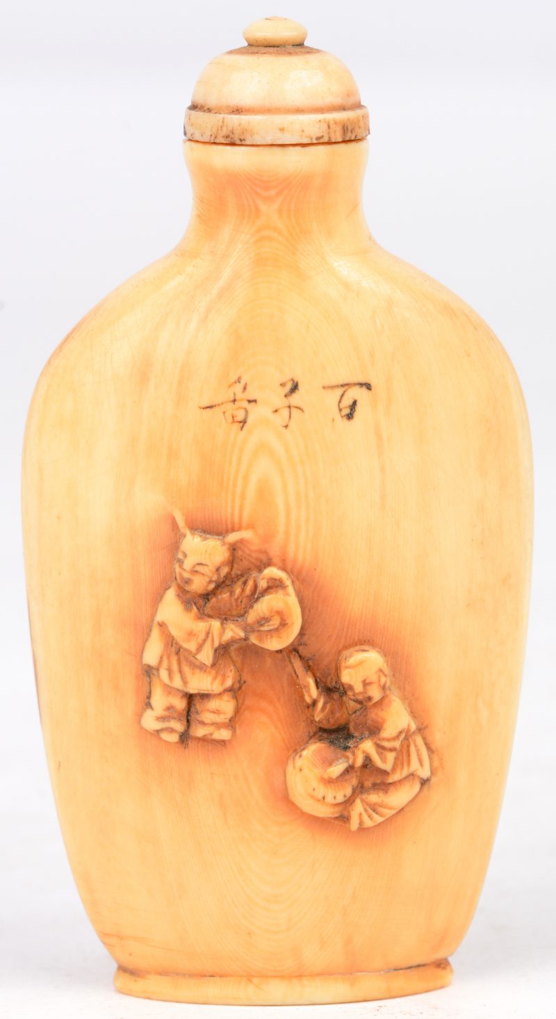 Ivoren snuffbottle versierd met twee musicerende kinderen. Japans werk, omstreks 1900.