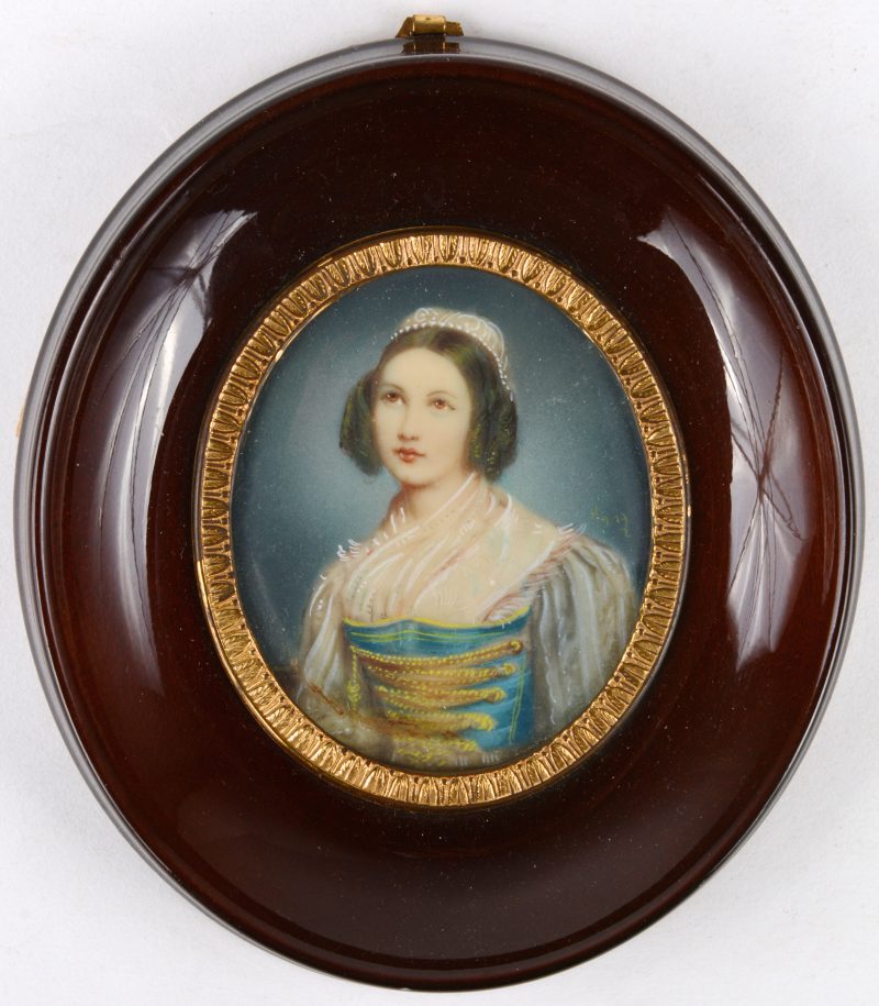 Miniatuurportret van een jonge vrouw. Eerste kwart XIXde eeuw. In ovale lijst.