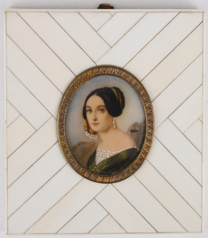 Miniatuurportret van een jonge vrouw. Medio XIXde eeuw. Ovaal in een benen lijst. Gesigneerd Huro (?).