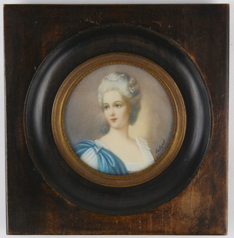 Miniatuurportret van een jonge vrouw. Einde XVIIIde eeuw. Rond in een rechthoekige lijst. Gesigneerd Roland.