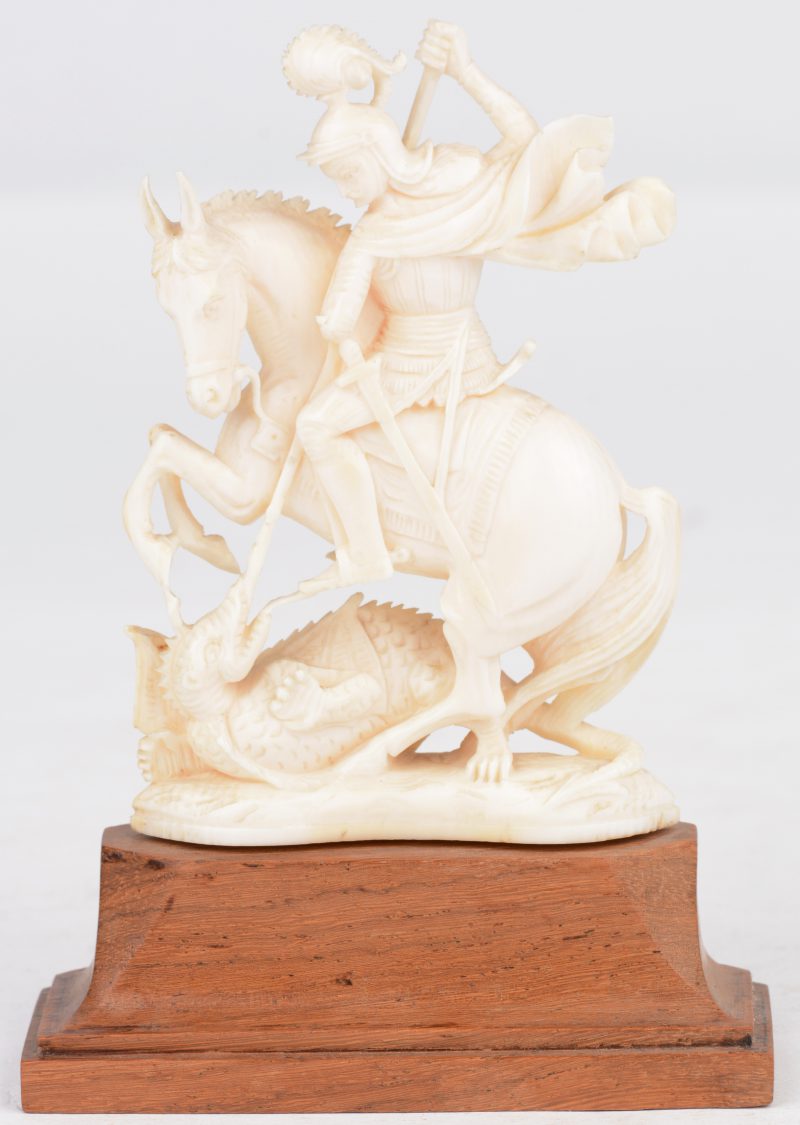 “Sint-Joris en de draak”. Gesculpteerd ivoor. Europees werk, omstreeks 1900. Op houten sokkeltje.