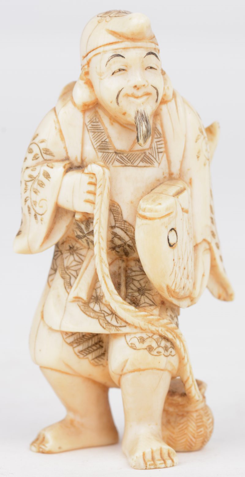“Visser met grote karper”. Okimono van gebeeldhouwd ivoor. Japans werk omstreeks 1900. Onderaan gemerkt.