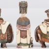 Drie snuffbottles van gebeeldhouwd en gepolychromeerd ivoor. De hoofdjes doen dienst als stop. In de vorm van een Guanyin, een keizer op een paard en een keizerin op een kameel. Chinees werk, begin XXste eeuw.