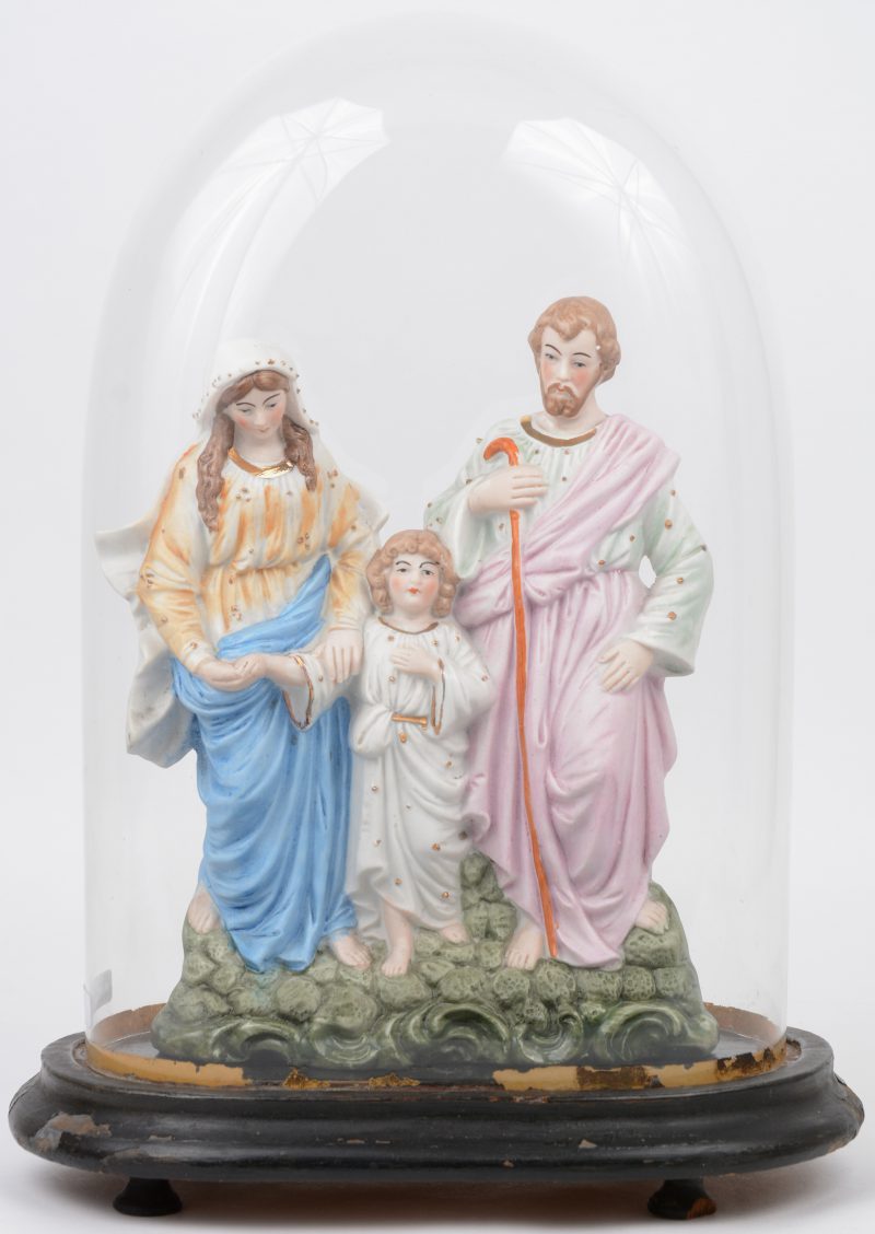 Een voorstelling van de Heilige familie van meerkleurig biscuit onder stolp.