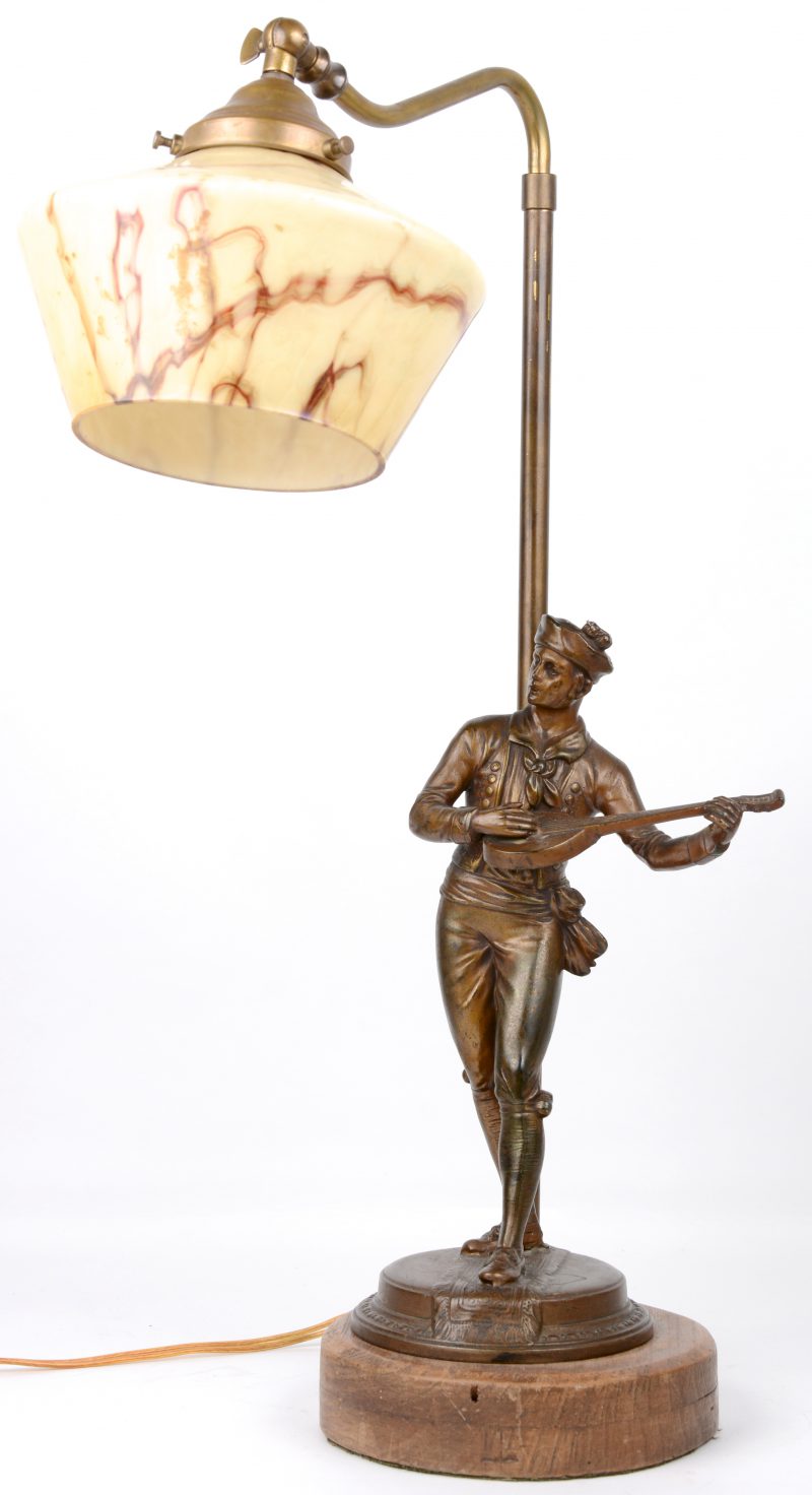 “Spaanse mandolinespeler.” Beeldje uit zamak gemonteerd als lamp.
