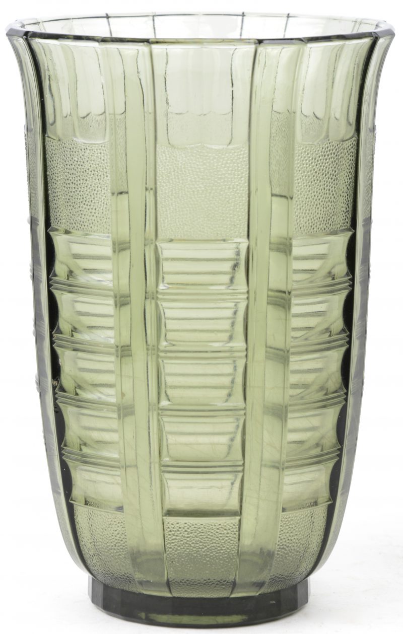Een art deco vaas van groen glas.