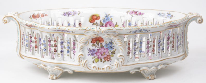 Een porseleinen milieu-de-table met opengewerkte randen en met een meerkleurig bloemendecor. Onderaan gemerkt van Meissen.