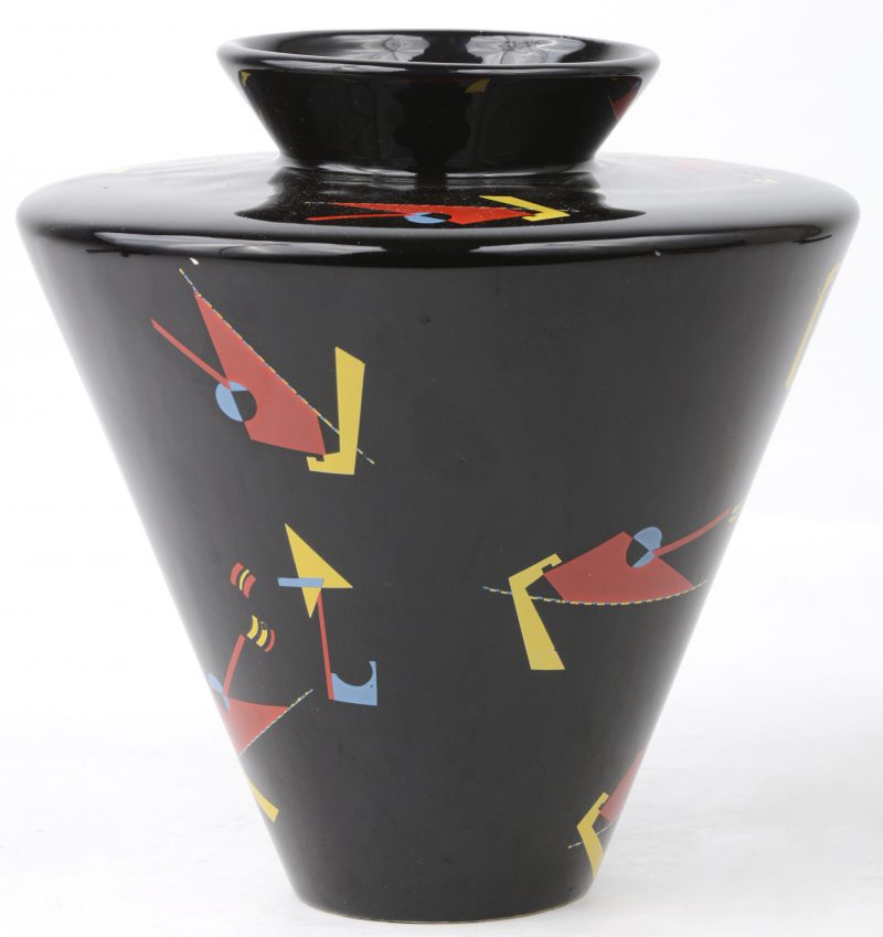Een vintage vaas van zwartgeglazuurd porselein met meerkleurige geometrische motieven.