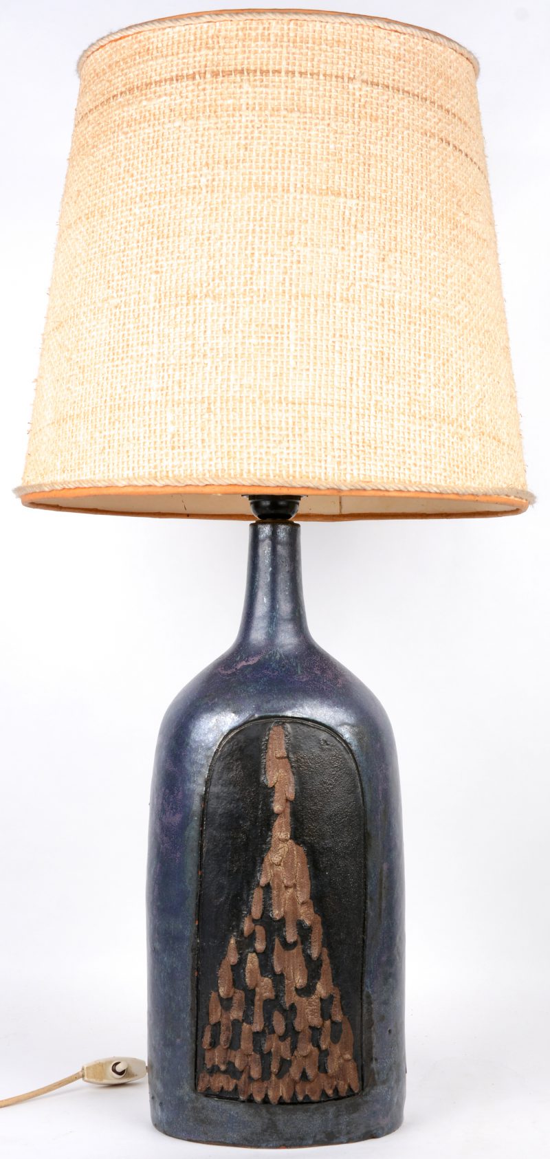 Een flesvormige lampvoet van meerkleurig Belgisch aardewerk. Jaren ‘60.