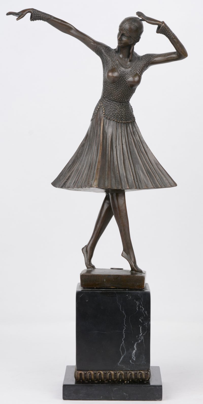 “Danseres”. Een bronzen beeldje op arduinen sokkel naar een werk van Chiparus.