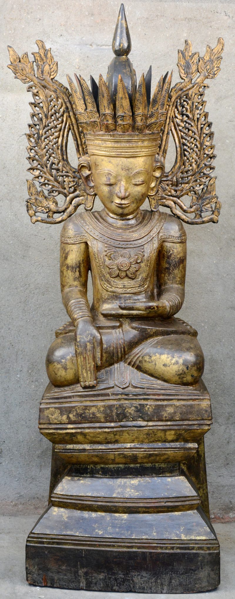 Een zittende Birmaanse Boeddha van goudgepatineerd hout.