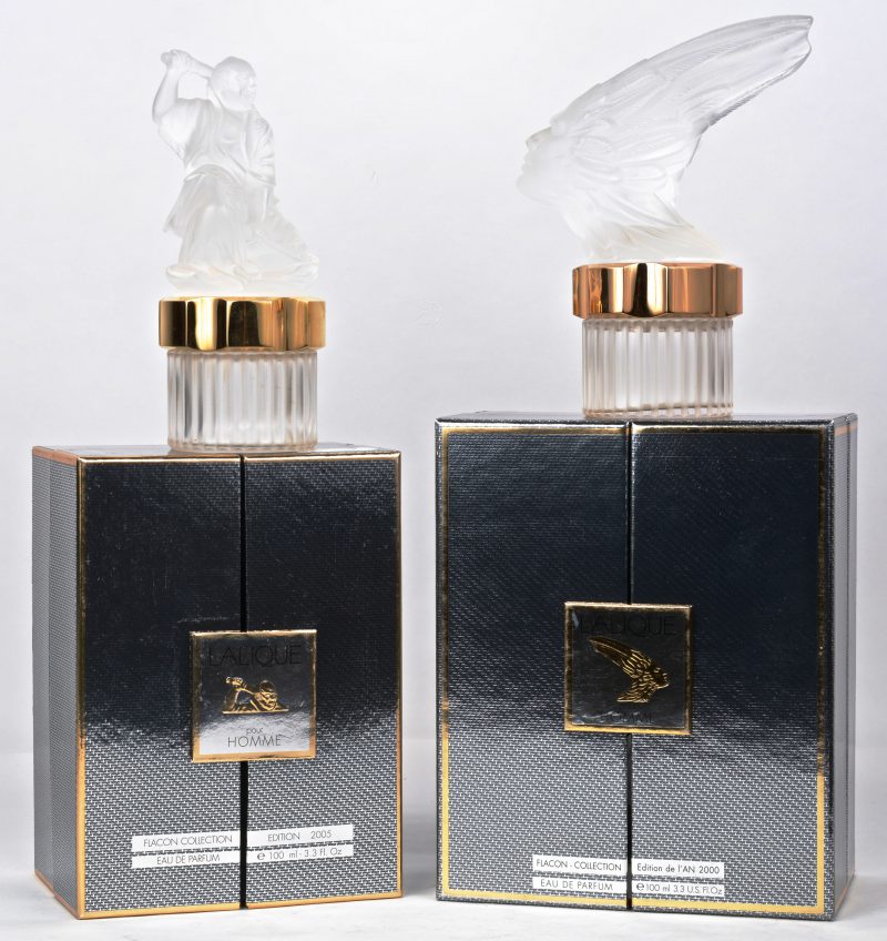 Twee parfumflacons van Lalique in de oorspronkelijke verpakking. Uitgave 2005.