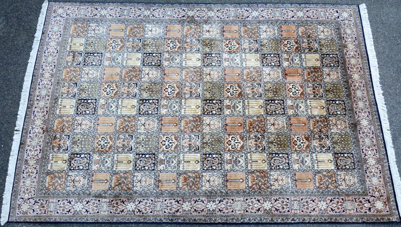 Een handgeknoopt Perzisch tapijt van zijde met 140 vlakken.