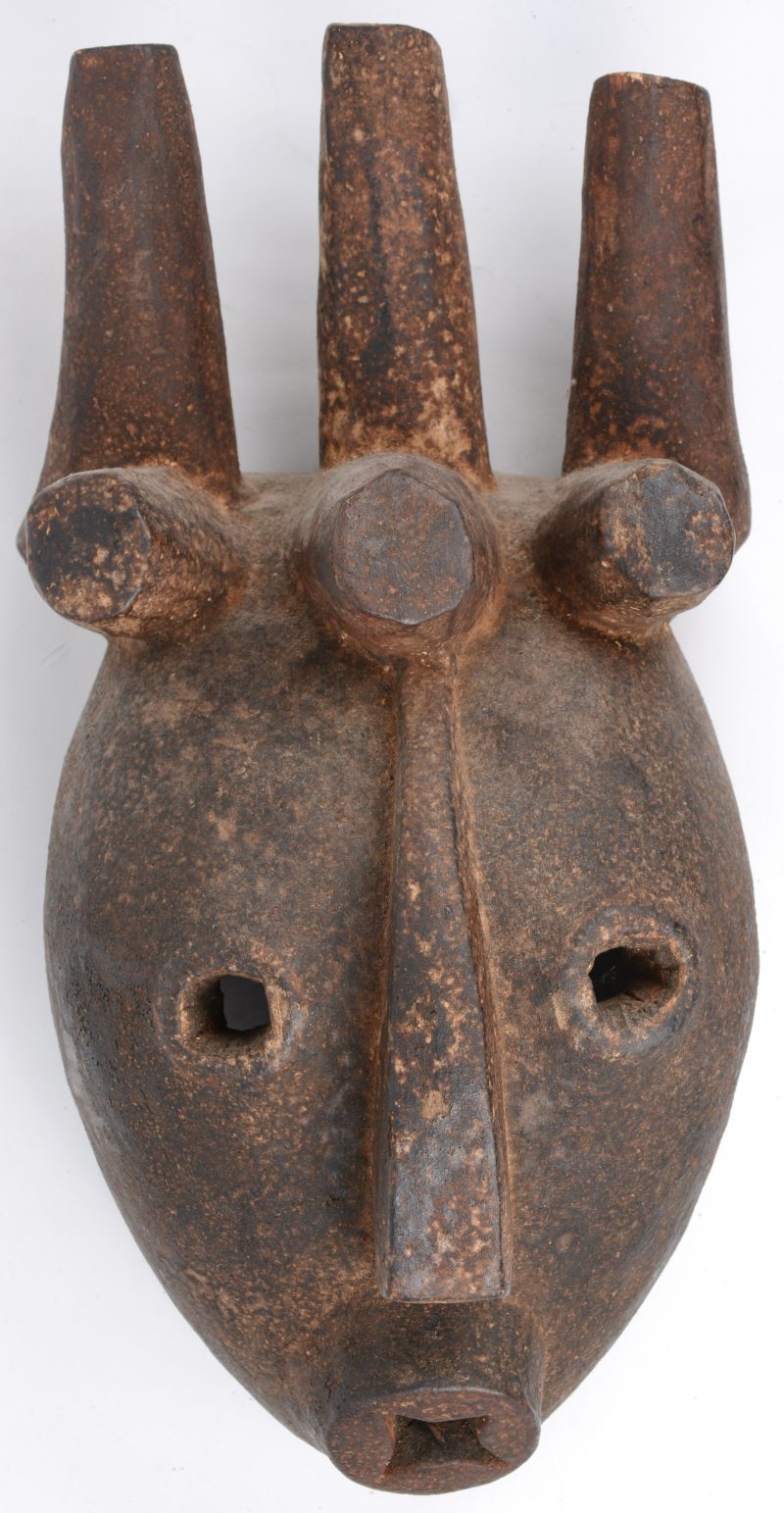 Een gebeeldhouwd houten masker. “Ibo, Nigeria.