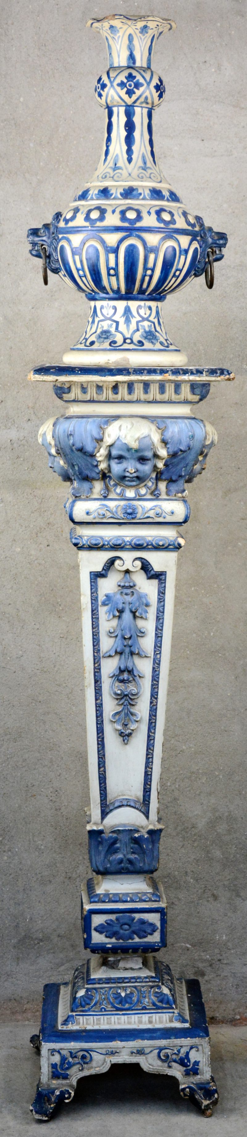 Een plaasteren piedestal in barokke stijl met blauw en wit patina. We voegen er een plaasteren siervaas in dezelfde stijl aan toe.