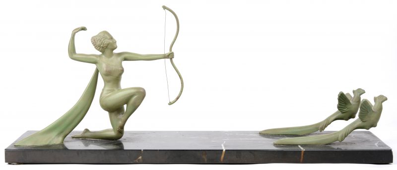 Diana van brons met marmeren sokkel. Art deco periode