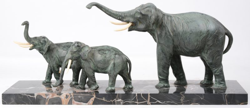 Drie olifanten van brons met marmeren sokkel. Art deco periode.