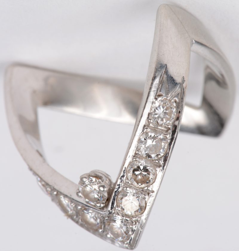 Een 18 karaats wit gouden ring bezet met briljanten met een gezamenlijk gewicht van ± 0,55 ct.