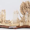 “Godheden bij drie geiten tegenover drie krijgers onder een wilg”. Een fijn uitgewerkte groep van Chinees ivoor op houten voetstuk. Gesigneerd. Tijdperk Xinhairevolutie.