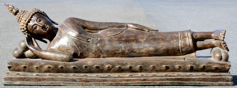Een antieke liggende Thaise Boeddha van brons met goudkleurig patina.