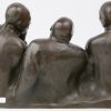 “Converserende oude Chinese mannen”. Een bronzen groep naar een werk van Gaston Hauchecorne. Gesigneerd.