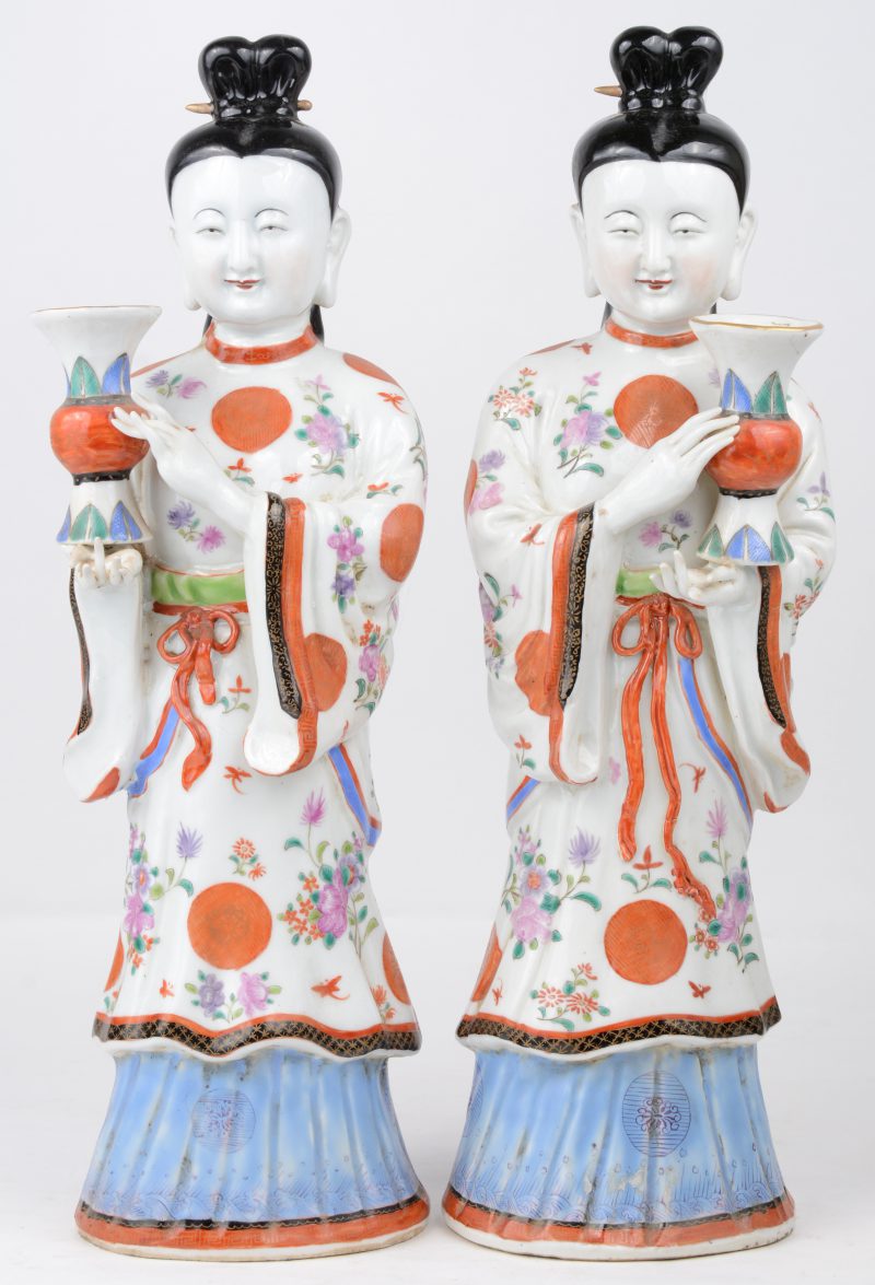 Een paar vrouwenfiguren met vazen van meerkleurig Chinees porselein.