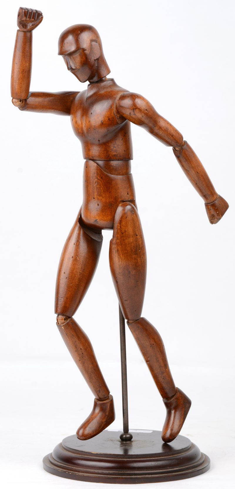 Een houten schilderspop met beweegbare ledematen op staander.