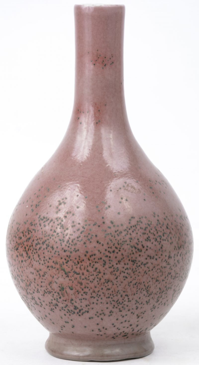 Een Chinees flesvaasje van bruin porselein. Onderaangemerkt