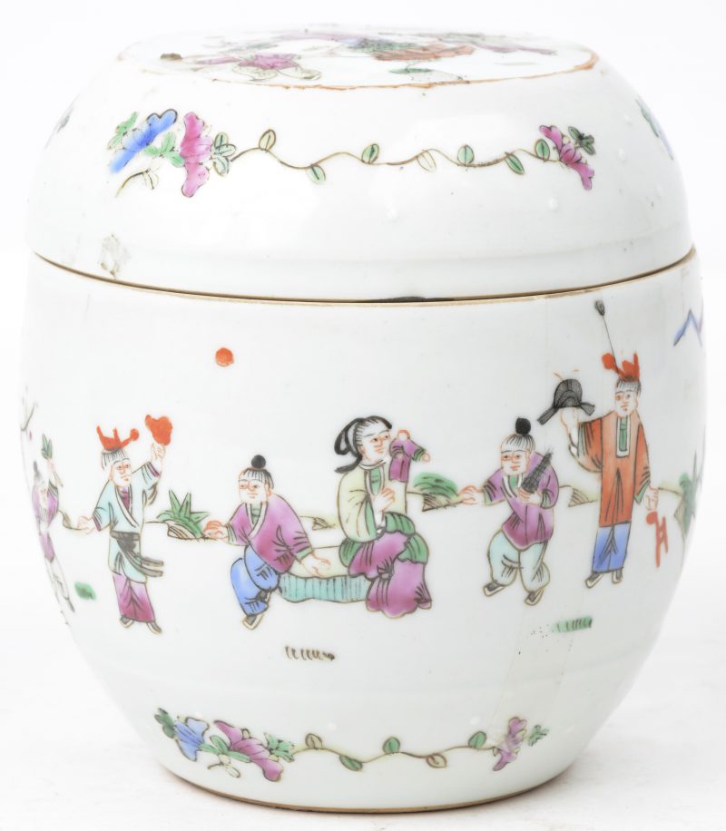 Een dekselpotje van Chinees porselein met een meerkleurig decor van bloemen en personages. Stempel onderaan.
