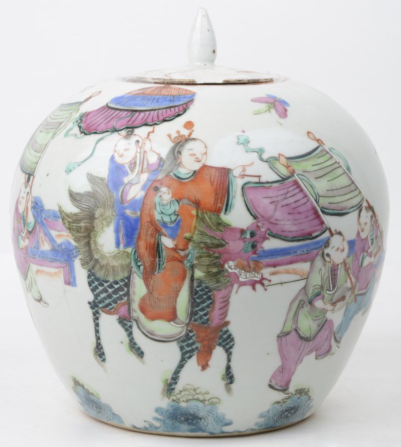 Een antieke gemberpot van Chinees porselein met een meerkleurig decor van edele personages. Schilfer aan het deksel.