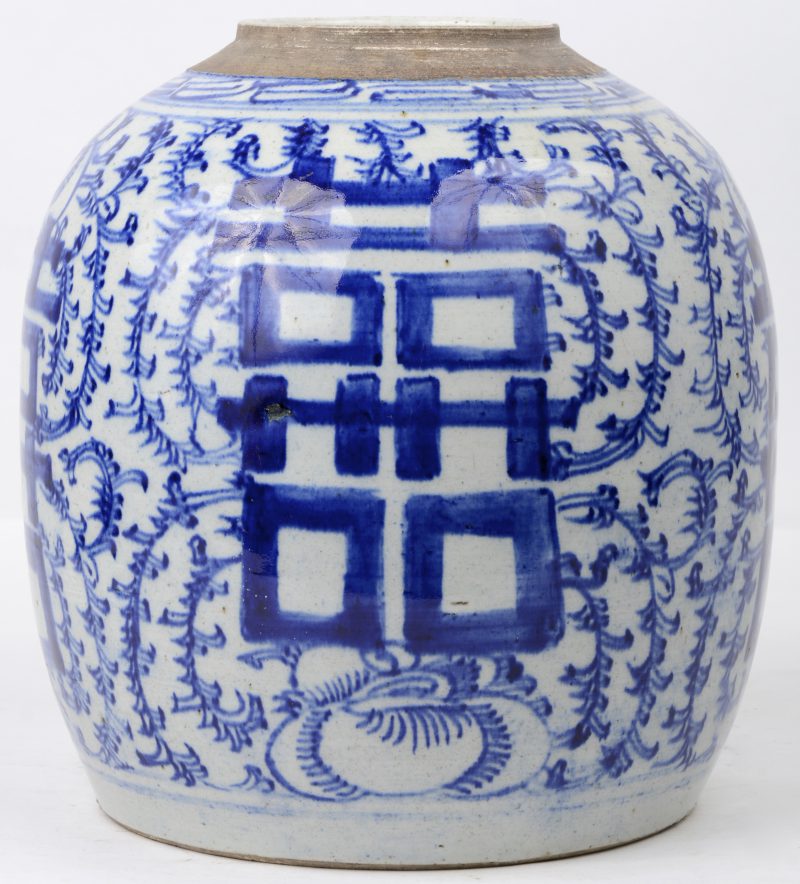 Een gemberpot van blauw en wit Chinees porselein met een decor van langlevenstekens. Zonder deksel.