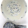 Een antieke kom met lepel van Chinees porselein met een blauw op wit decor. Lepel gebroken.