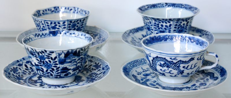Vier verschillende theekopjes met onderschoteltjes van Chinees porselein met blauw op witte decors. Onderaan gemerkt.