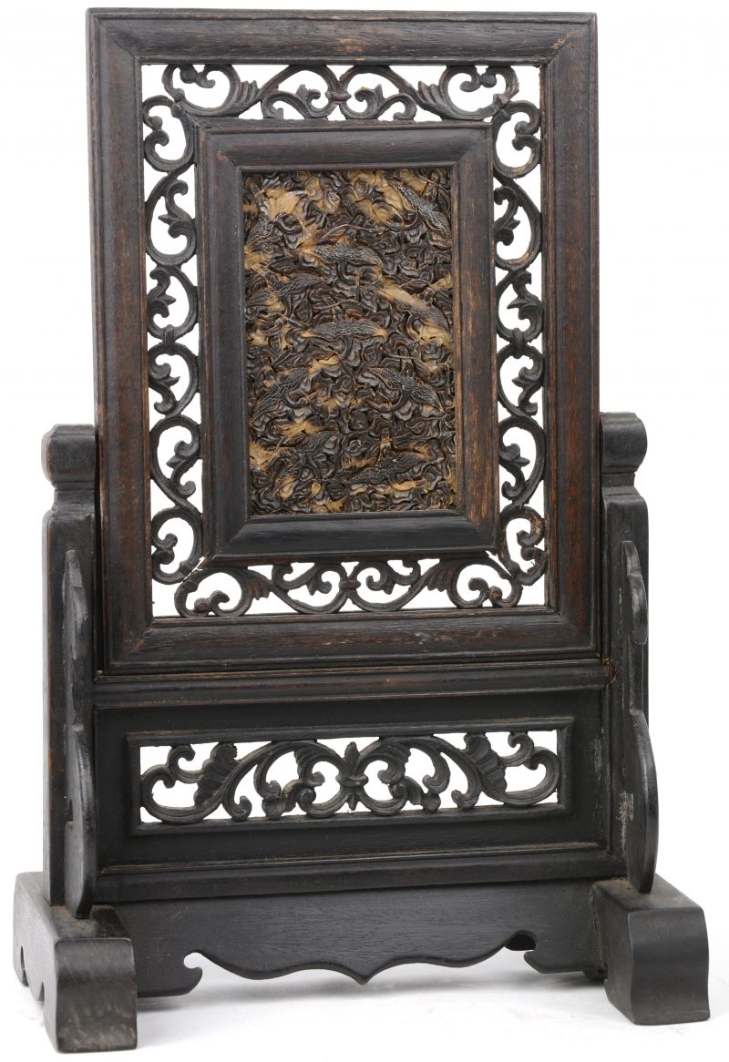 Een Chinees houten tafelschermpje, versierd met een plaquette van fijn gesculpteerd schildpadhoorn met vogels in het decor.