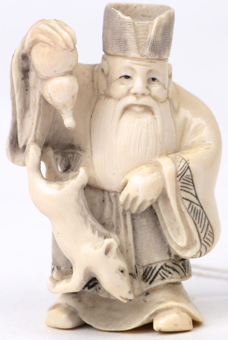 “Oude man met kalebas en zwijntje”. Een netsuke van gesculpteerd ivoor. Onderaan gesigneerd. Eerste kwart XXe eeuw.