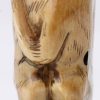Een netsuke van gesculpteerd ivoor in de vorm van een kat. Gesigneerd. Begin XXe eeuw.