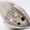 “Wijze op pelikaan”. Een netsuke van gesculpteerd ivoor. Achteraan gesigneerd. Eerste kwart XXe eeuw.