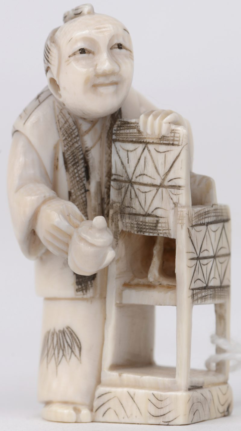 “Man met theepot”. Een netsuke van gesculpteerd ivoor. Onderaan gesigneerd. Eerste kwart XXe eeuw.
