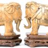 Een paar olifanten van gesculpteer ivoor, versierd met koraal en aquamarijn. Met houten sokkeltjes. Eén slurf licht beschadigd.