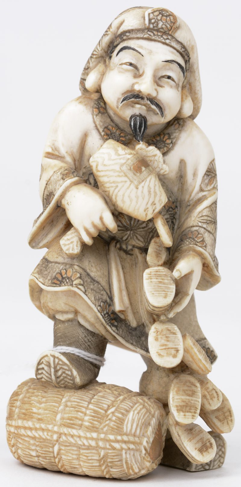“Man met hamer”. Een okimono van fijn gesculpteerd ivoor met vergulde details. Eerste kwart XXe eeuw.