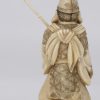 “Visser”. Een okimono van fijn gesculpteerd ivoor met vergulde details. Eerste kwart XXe eeuw.