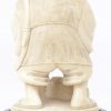 “Man met perziken”. Een okimono van fijn gesculpteerd ivoor. Onderaan gesigneerd. Eerste kwart XXe eeuw. Met houten sokkeltje.