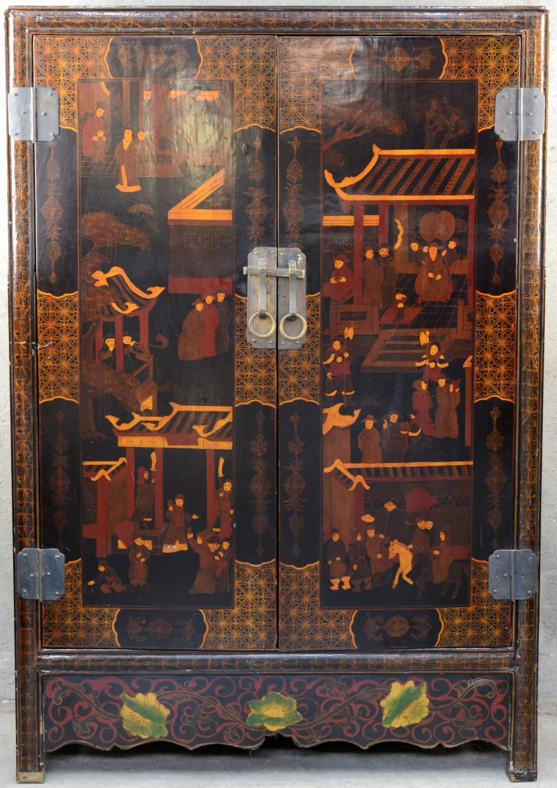 Een Chinese tweedeurskast van gepolychromeerd en gelakt hout, versierd met een decor van personages bij de keizerlijke hofhouding.