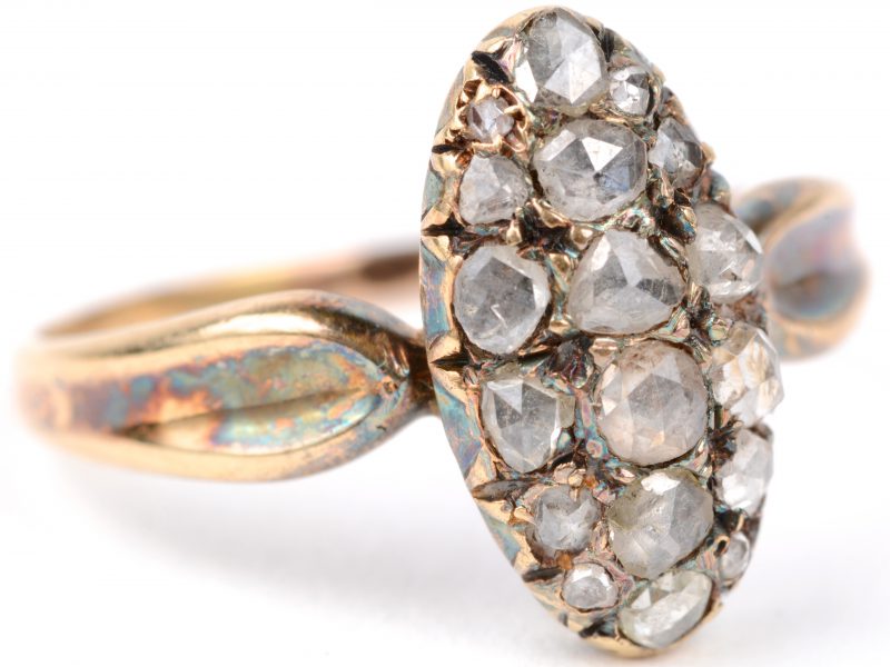Een 18 karaats geel gouden ring bezet met diamanten oude slijp met een gezamenlijk gewicht van ± 0,50 ct.