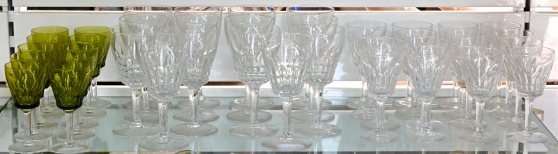 Een glazenservies van geslepen kristal, bestaande uit zestien wittewijnglazen, veertien rodewijnglazen en tien groene glazen.